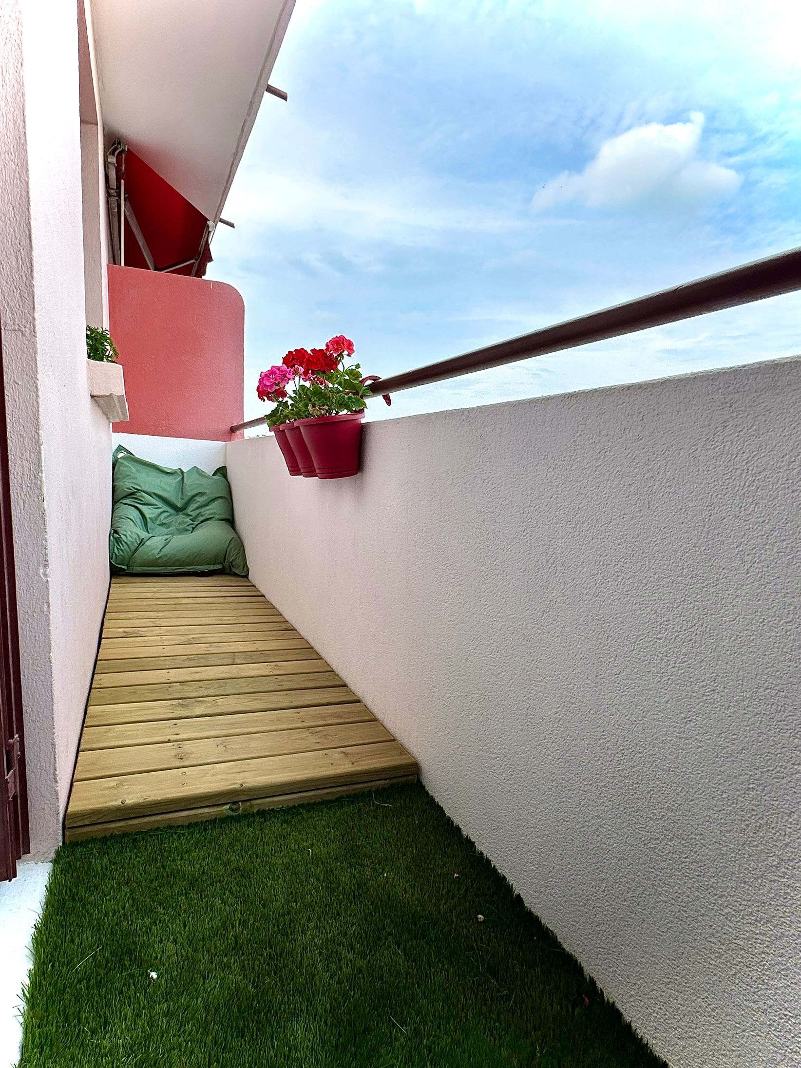Terrasse en bois sur un balcon