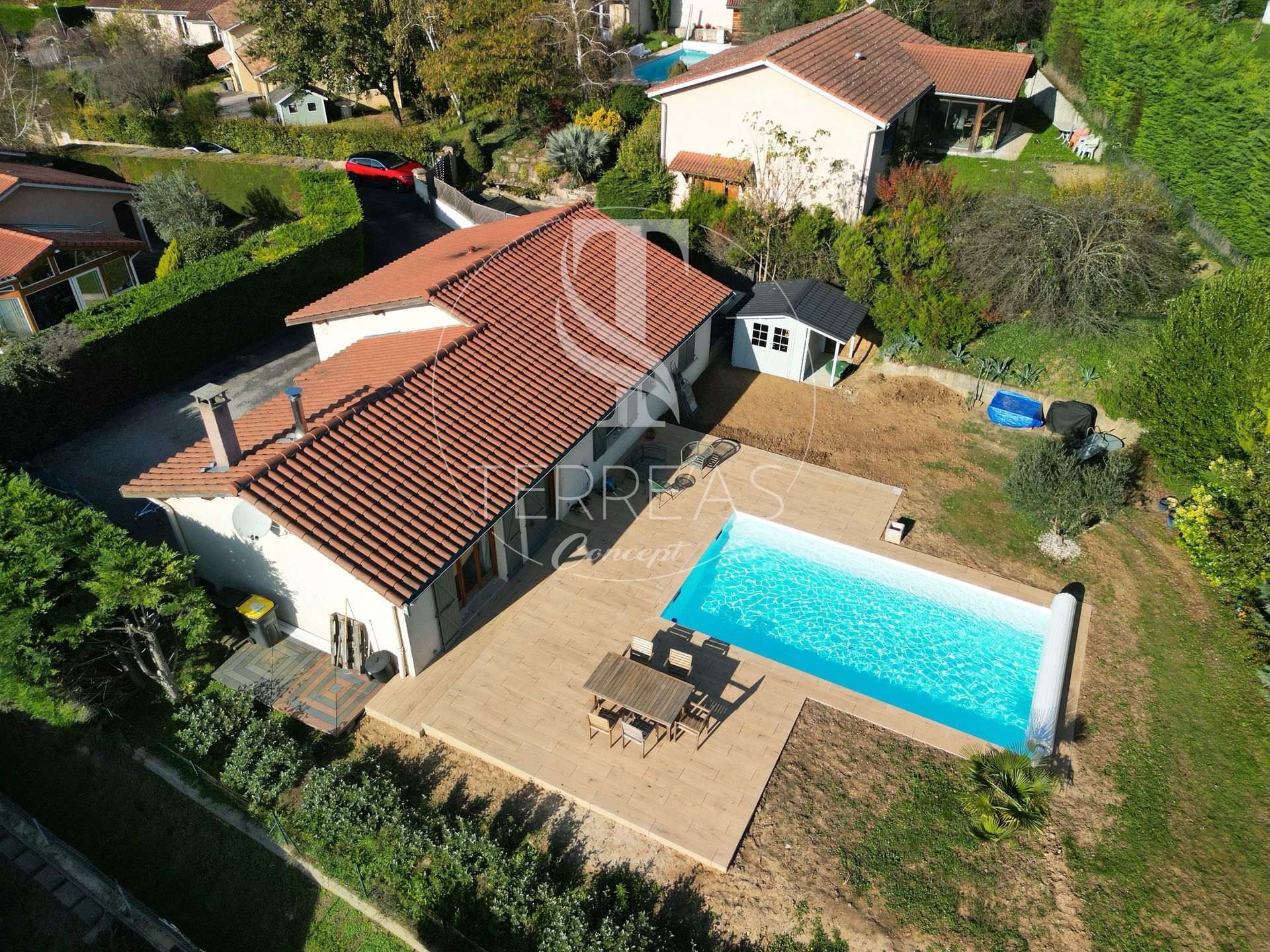Grande piscine incrustée dans une terrasse en bois