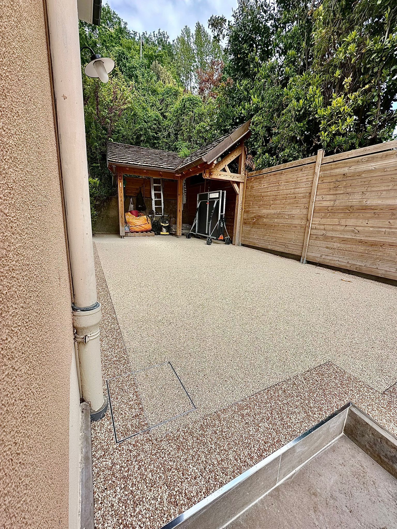 Moquette de en pierre sur le côté de la maison