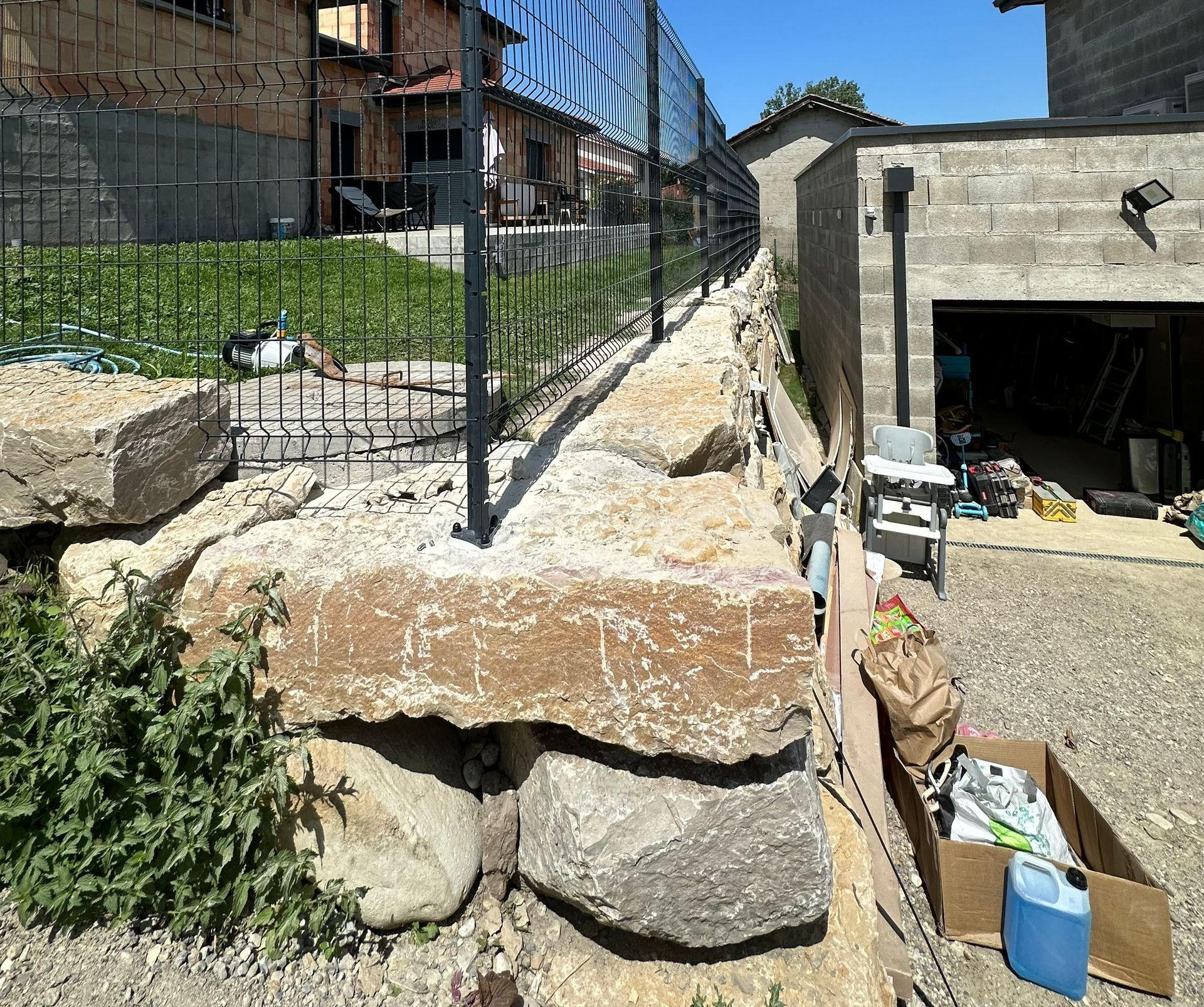 Muret en pierre avec clôture