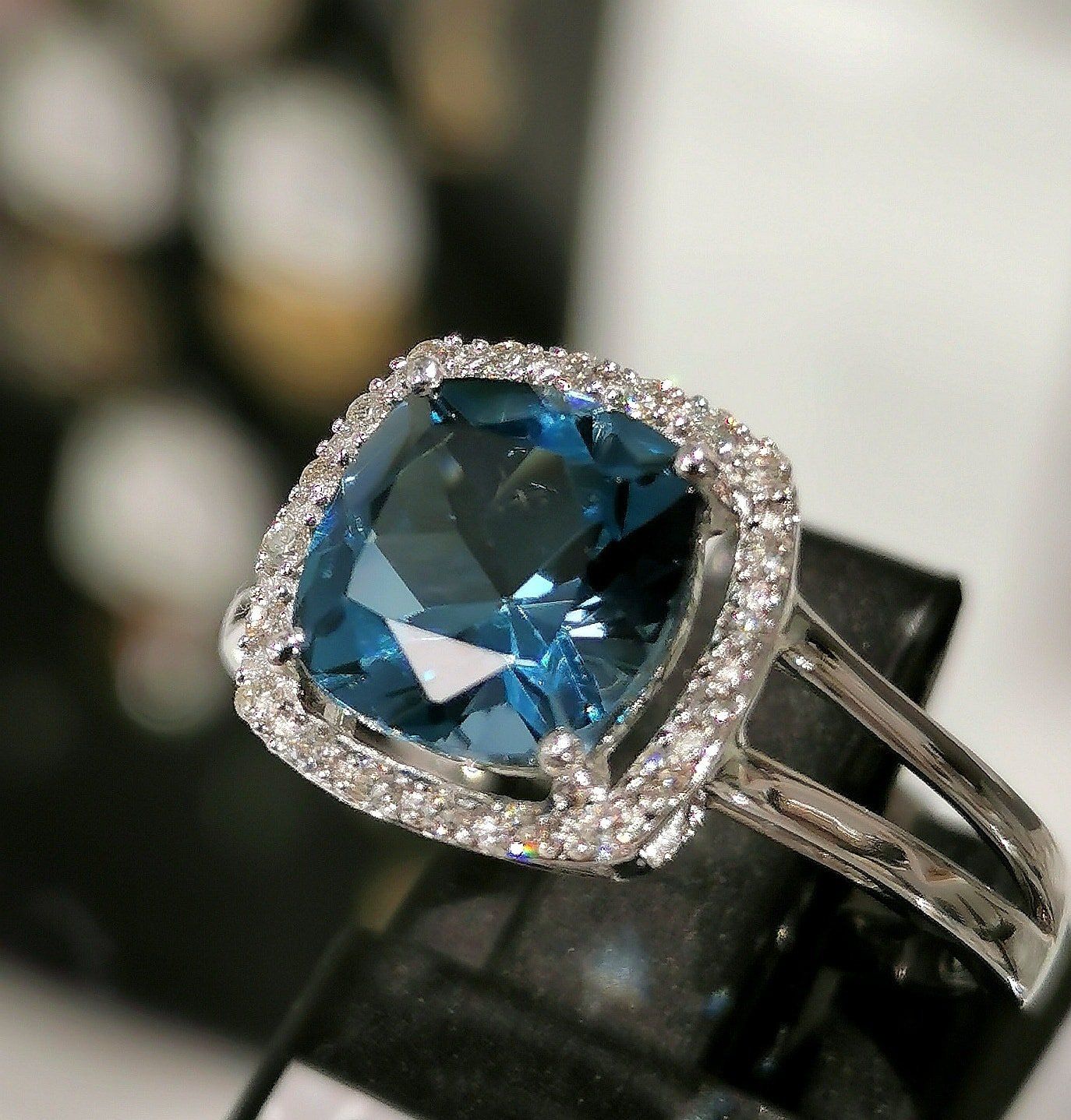 Bague avec pierre précieuse