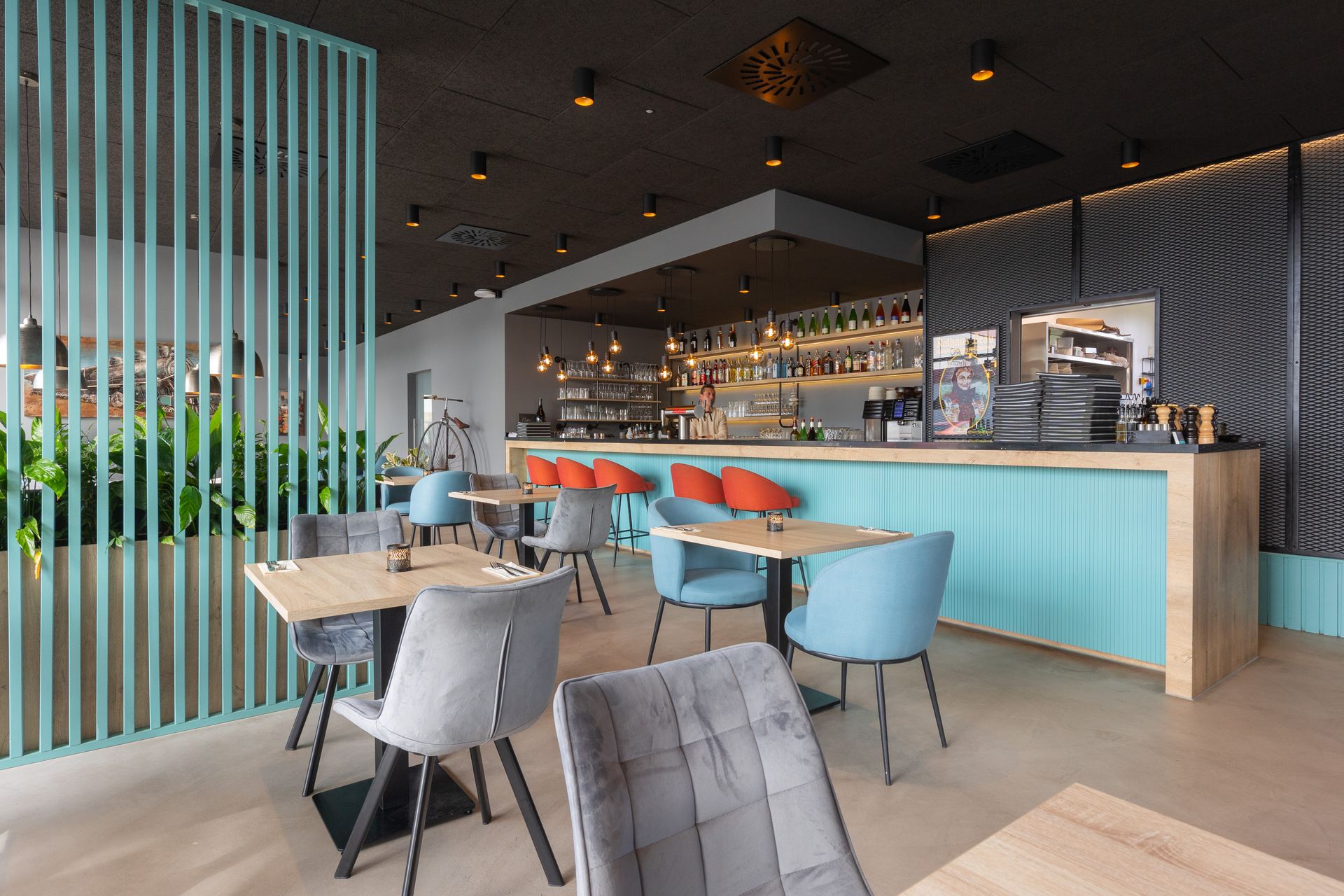 Innenansicht Restaurant Elfida in Auggen mit Tisch und Stühlen und einer Bar