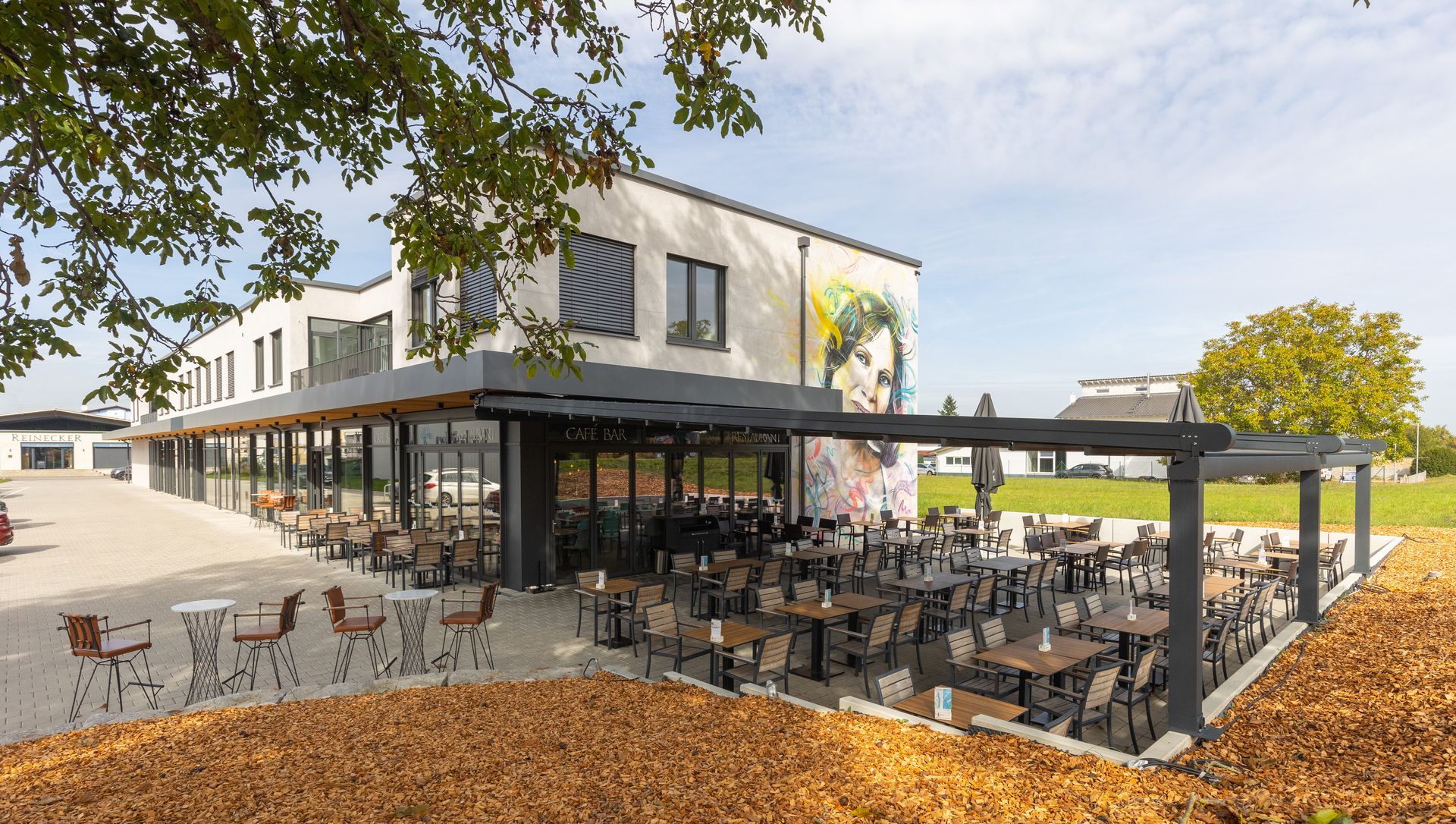 Restaurant Elfida in Auggen, Blick auf die Terrasse mit Tischen und Stühlen