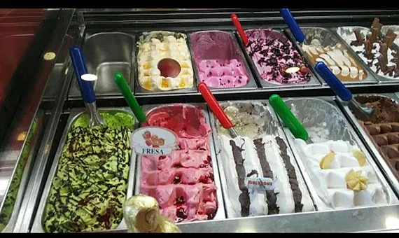 Una variedad de sabores de helado se muestran en un estante