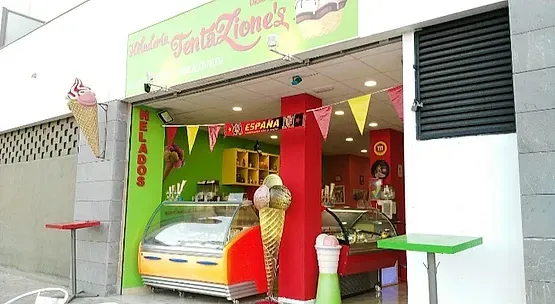 Una heladería colorida con un cartel que dice conos de santa
