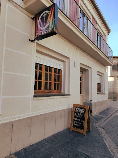 Exterior de edificio beige, cartel de 