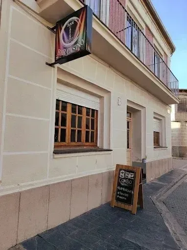 Exterior de edificio beige, cartel de 