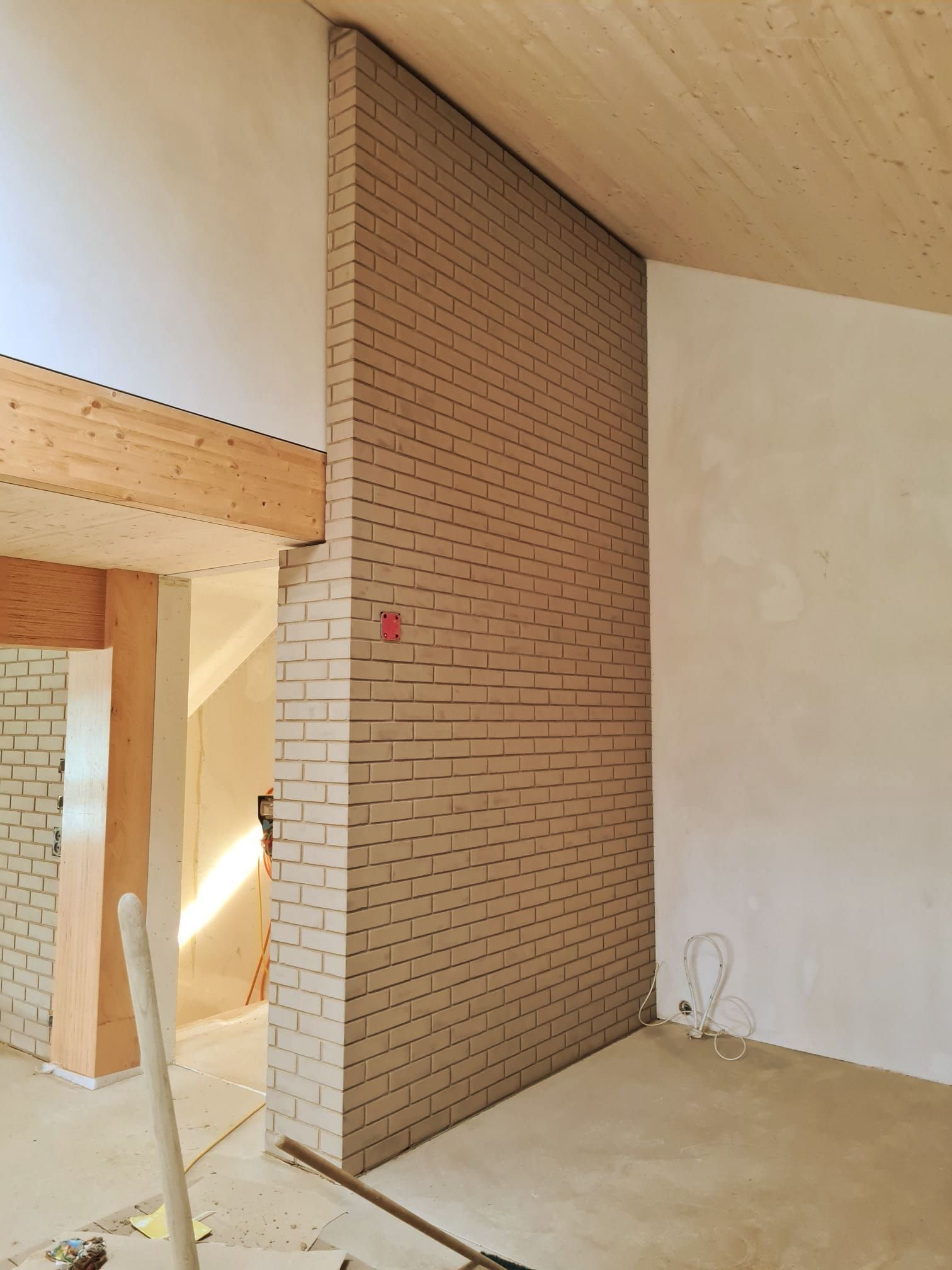 Ein Raum mit einer Ziegelwand und einer Holzdecke