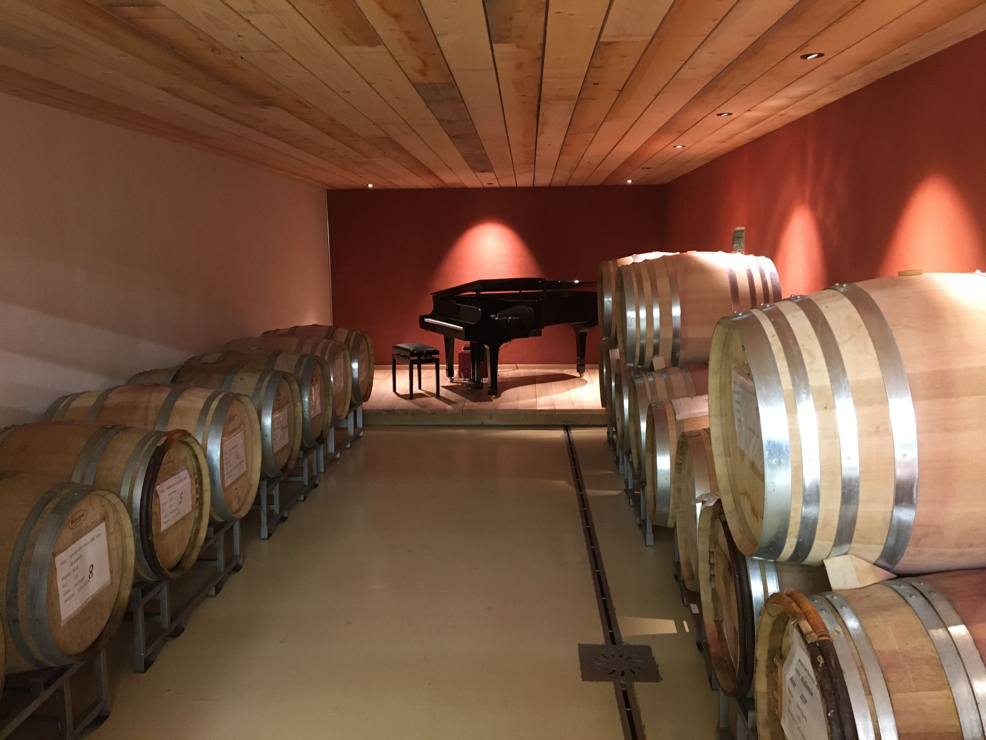 Ein Raum voller Fässer und einem Klavier