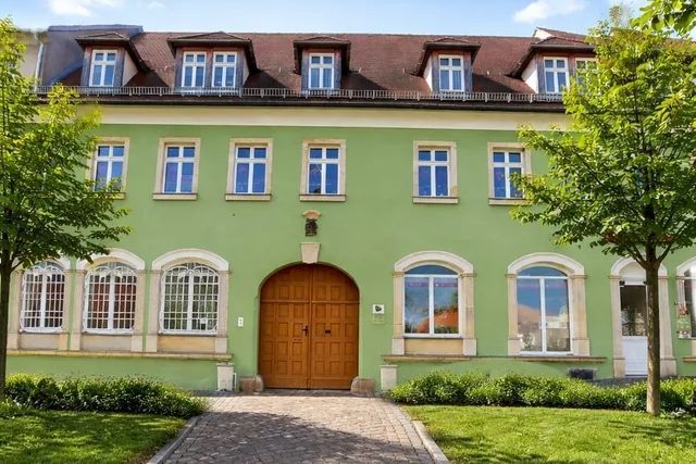 Zwei leere Bilderrahmen überlappen sich auf grauem Hintergrund.