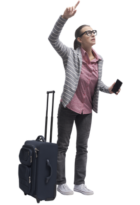 Une femme portant des lunettes, une valise, pointe du doigt, tenant un téléphone.