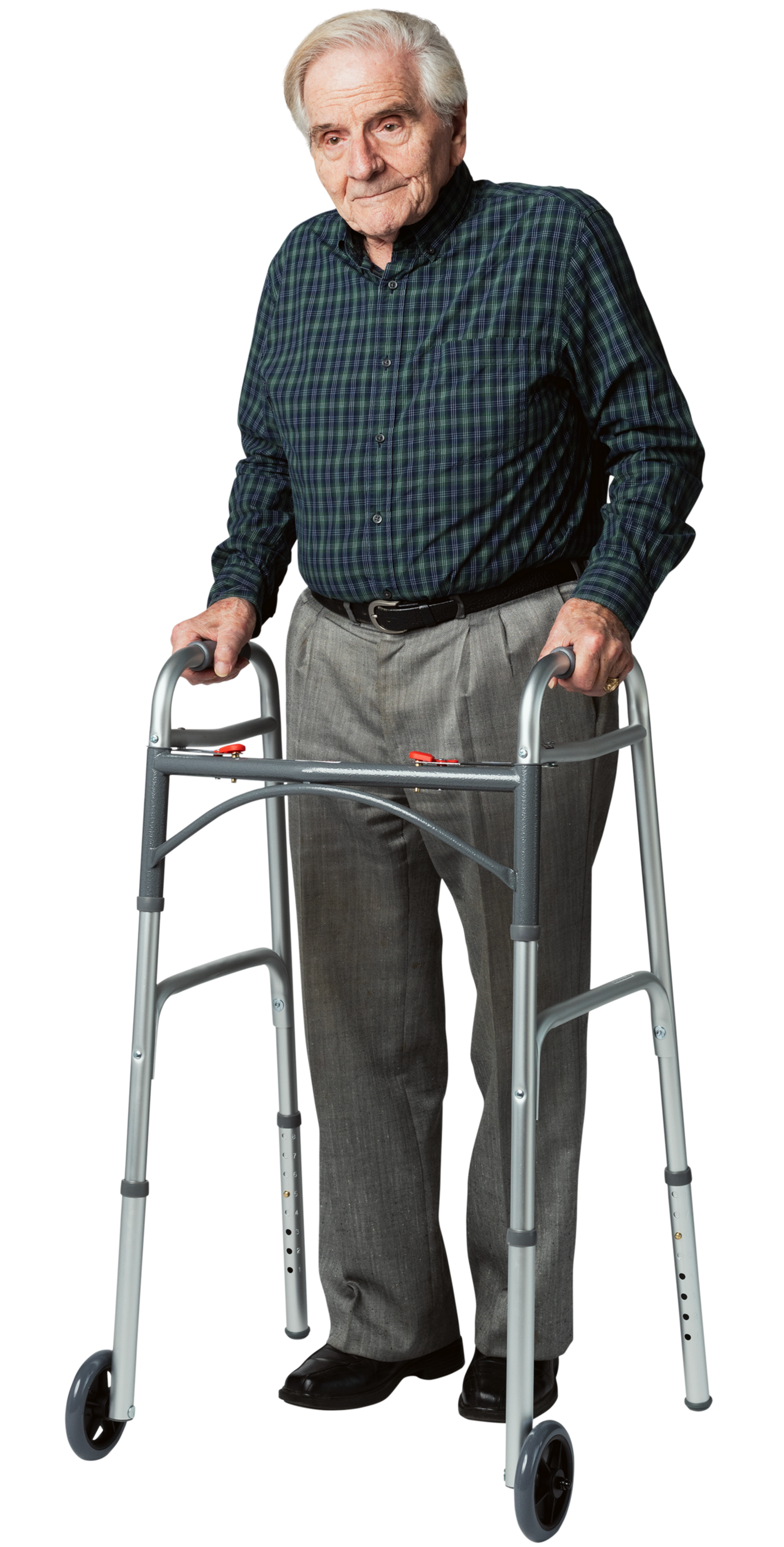 Homme utilisant un déambulateur, debout à l'intérieur, portant une chemise à carreaux et un pantalon.