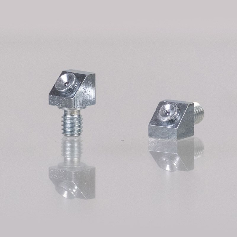 Zwei kleine, abgewinkelte Schmiernippel aus Metall mit Gewindesockel auf einer reflektierenden Oberfläche.