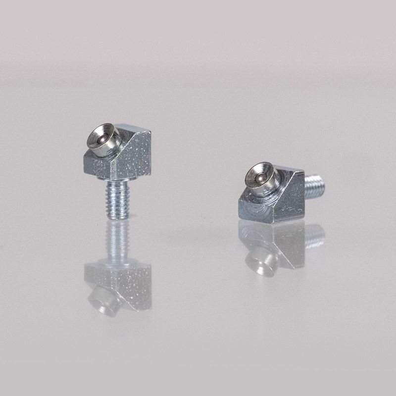 Zwei kleine, silberne Metall-Eckwinkel mit Schrauben.