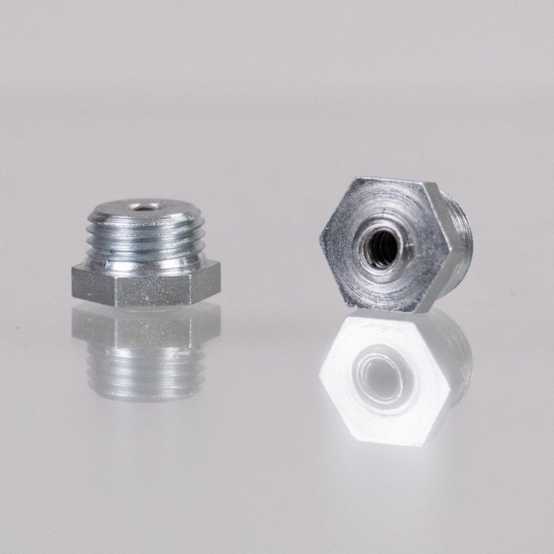 Zwei kleine, metallische Sechskantstecker mit Gewindeschäften. Einer ist zum Betrachter hin abgewinkelt.