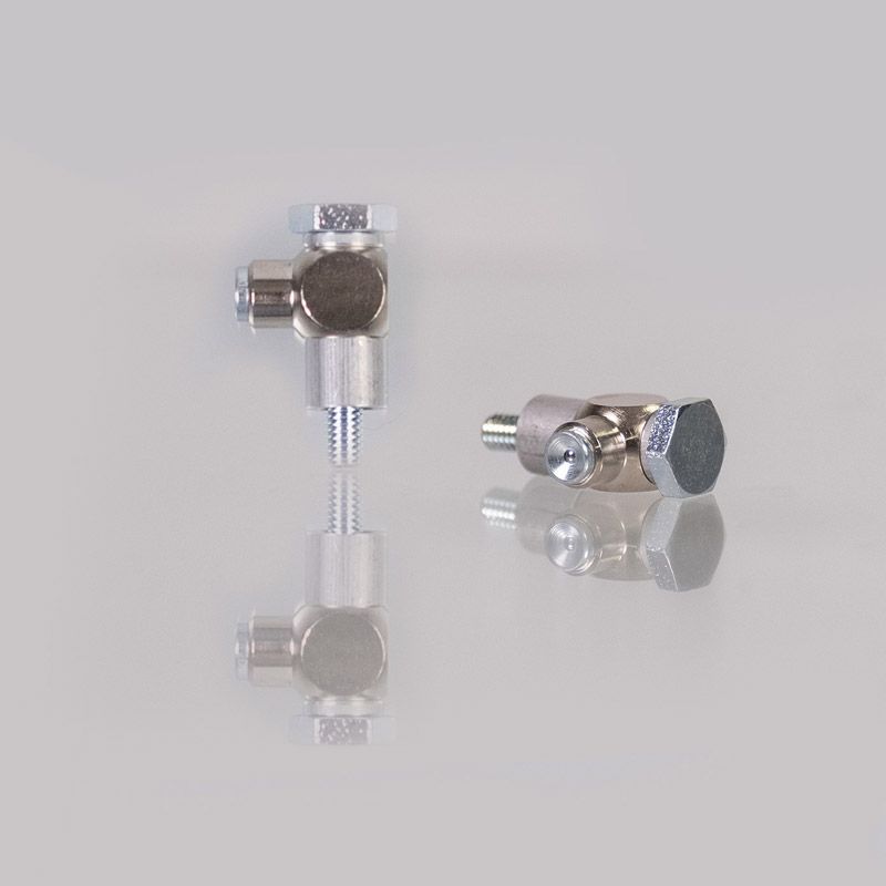 Zwei silberfarbene Metallbeschläge, einer aufrecht, einer horizontal, mit sechseckigen Köpfen und Gewindeenden.