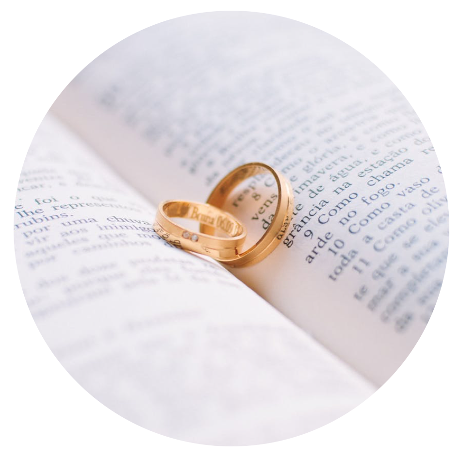 Un par de anillos de boda sobre un libro abierto.