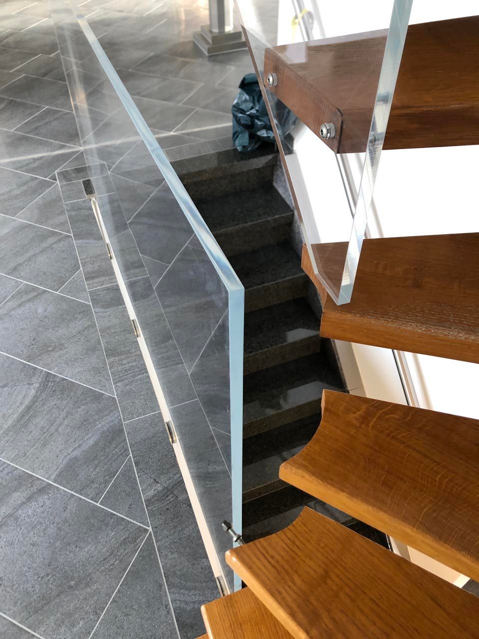Eine Holztreppe mit einem Acrylglaszuschnitte
