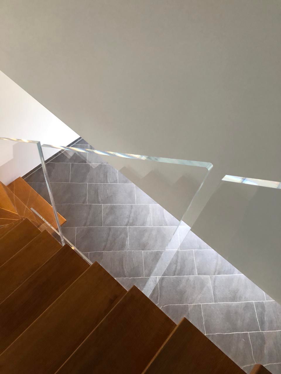 Eine Holztreppe mit einem Acrylglaszuschnitte