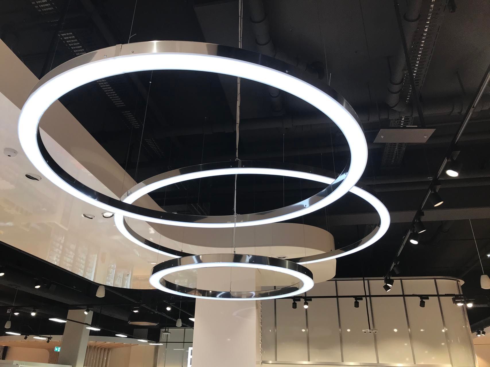 Kreisförmige Lichter, die an der Decke hängen.