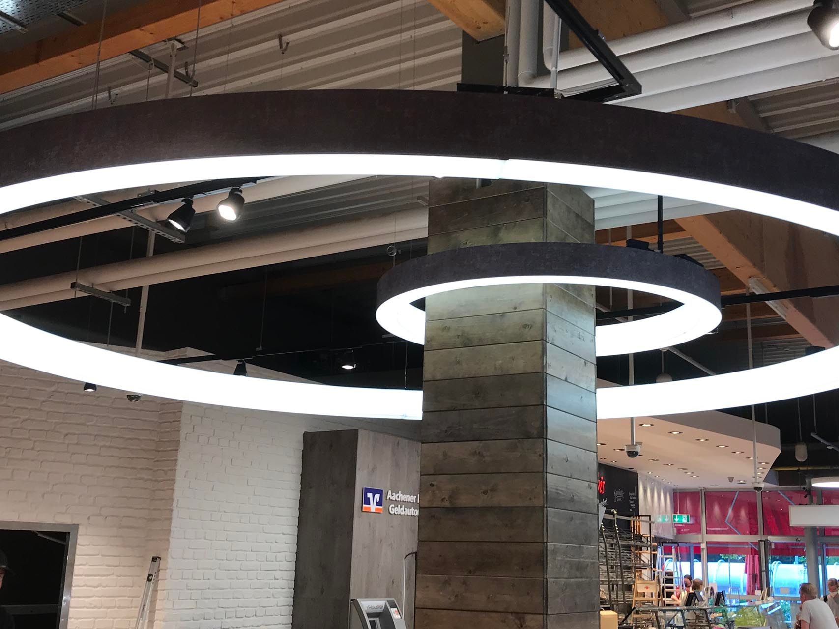 Kreisförmige Lichter, die an der Decke hängen.