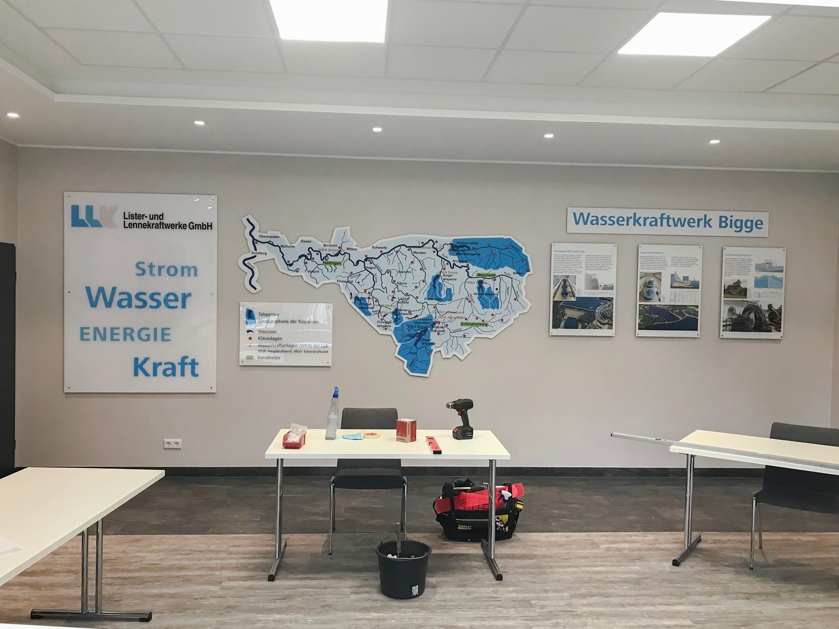 Objektgestaltung einer Karte an der Wand.