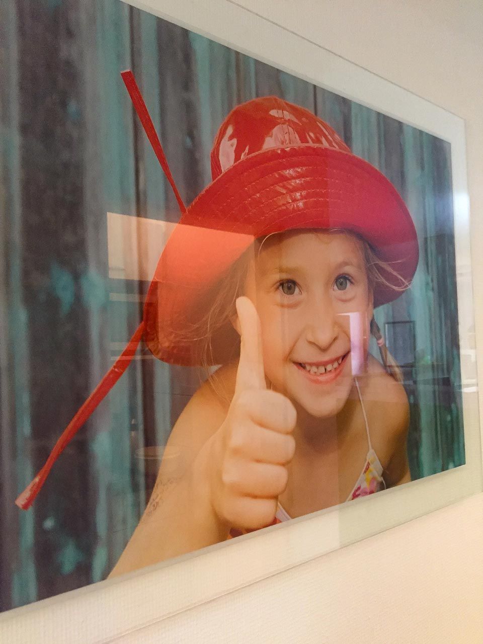 Druck auf Acryl von einem Mädchen, die Daumen hoch macht