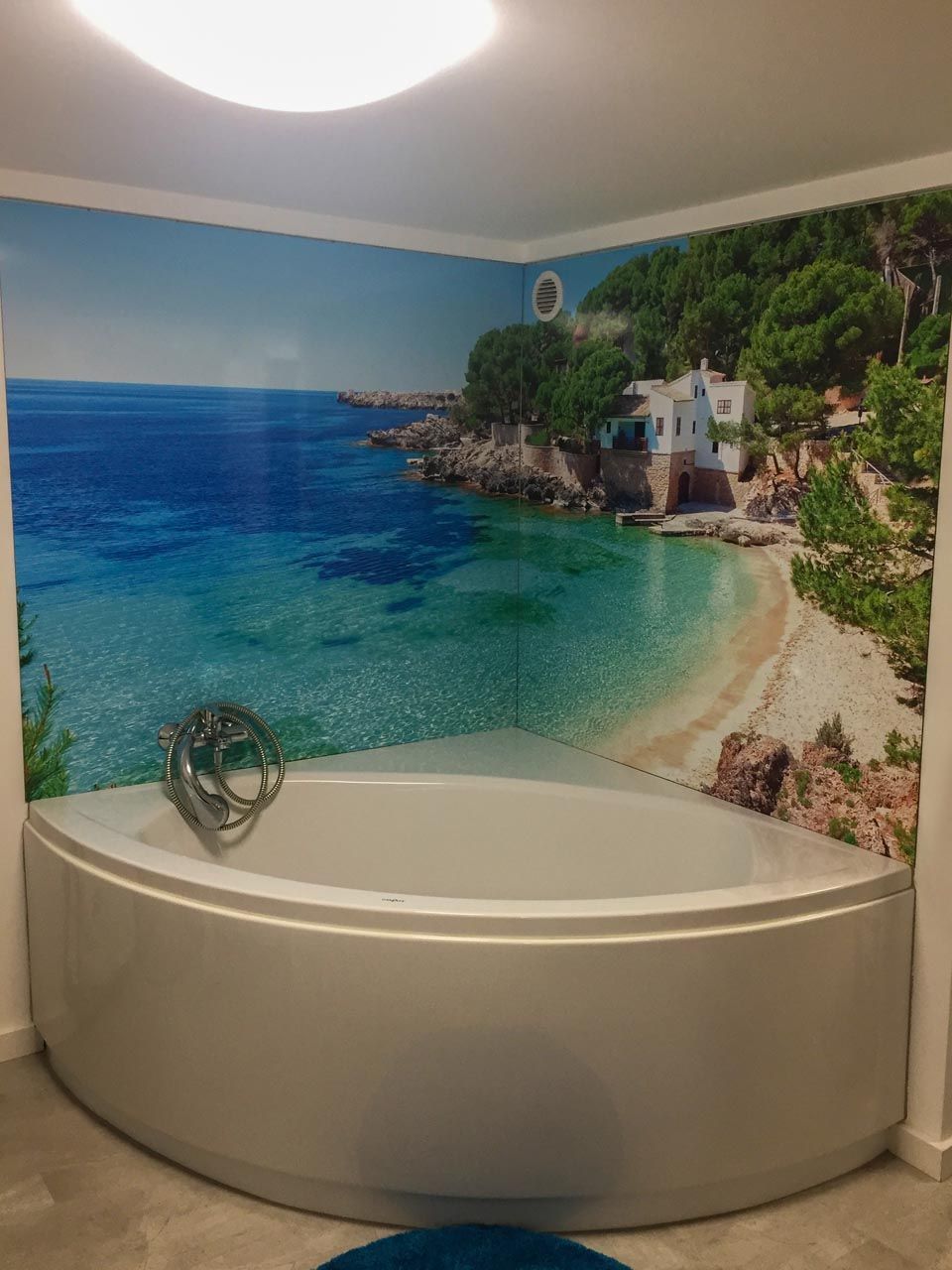 Ein Badezimmer mit einer Duschwandverkleidung