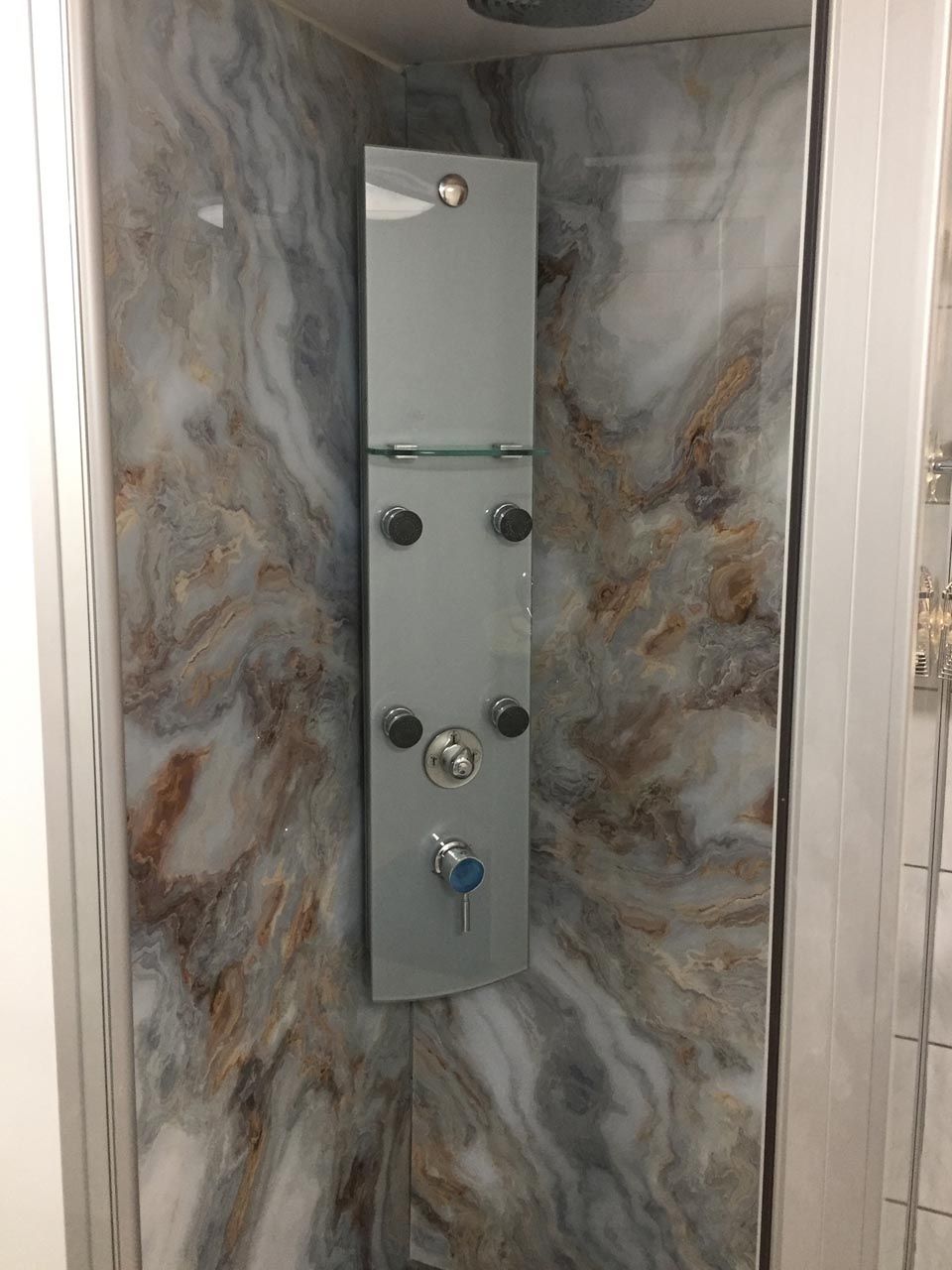 Ein Badezimmer mit einer Duschwandverkleidung