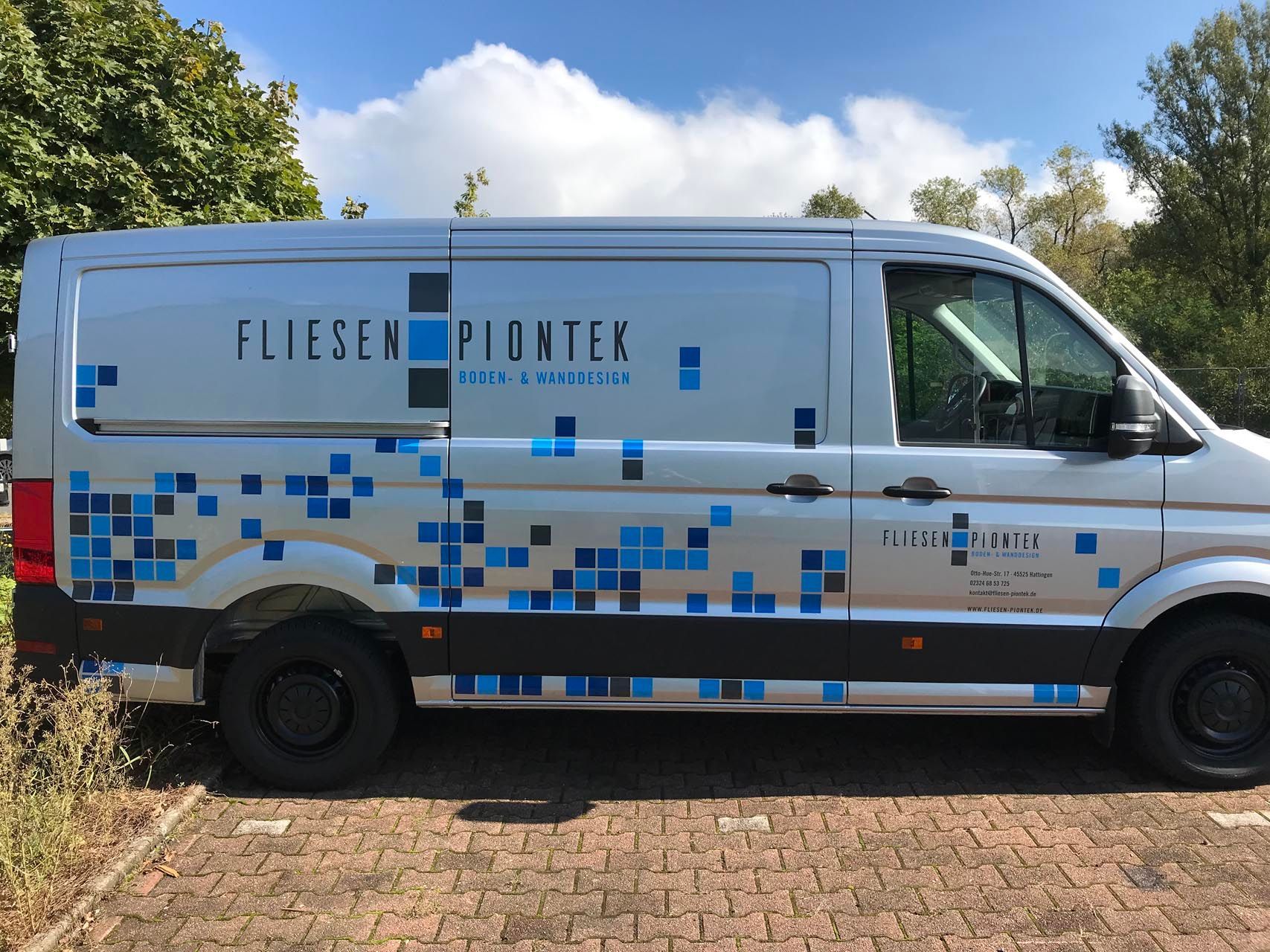 Ein weißer Lieferwagen mit dem Aufkleber Fliesen Piontek