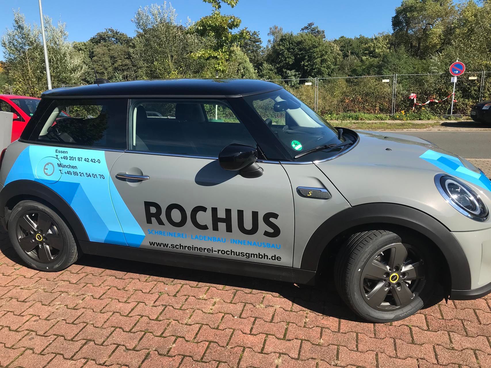 Ein graues und blaues Auto mit Beschriftungen darauf.