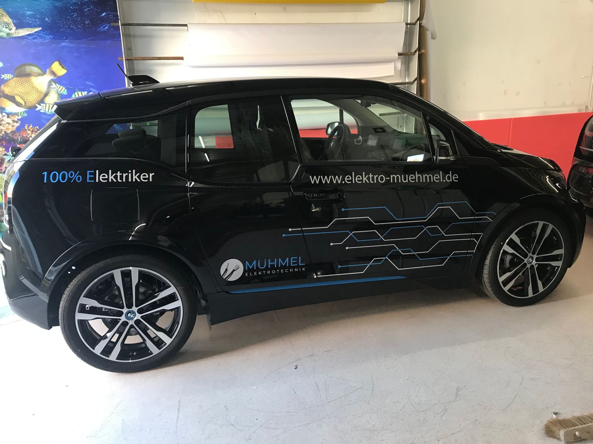 Ein schwarzes Auto mit  Beschriftungen