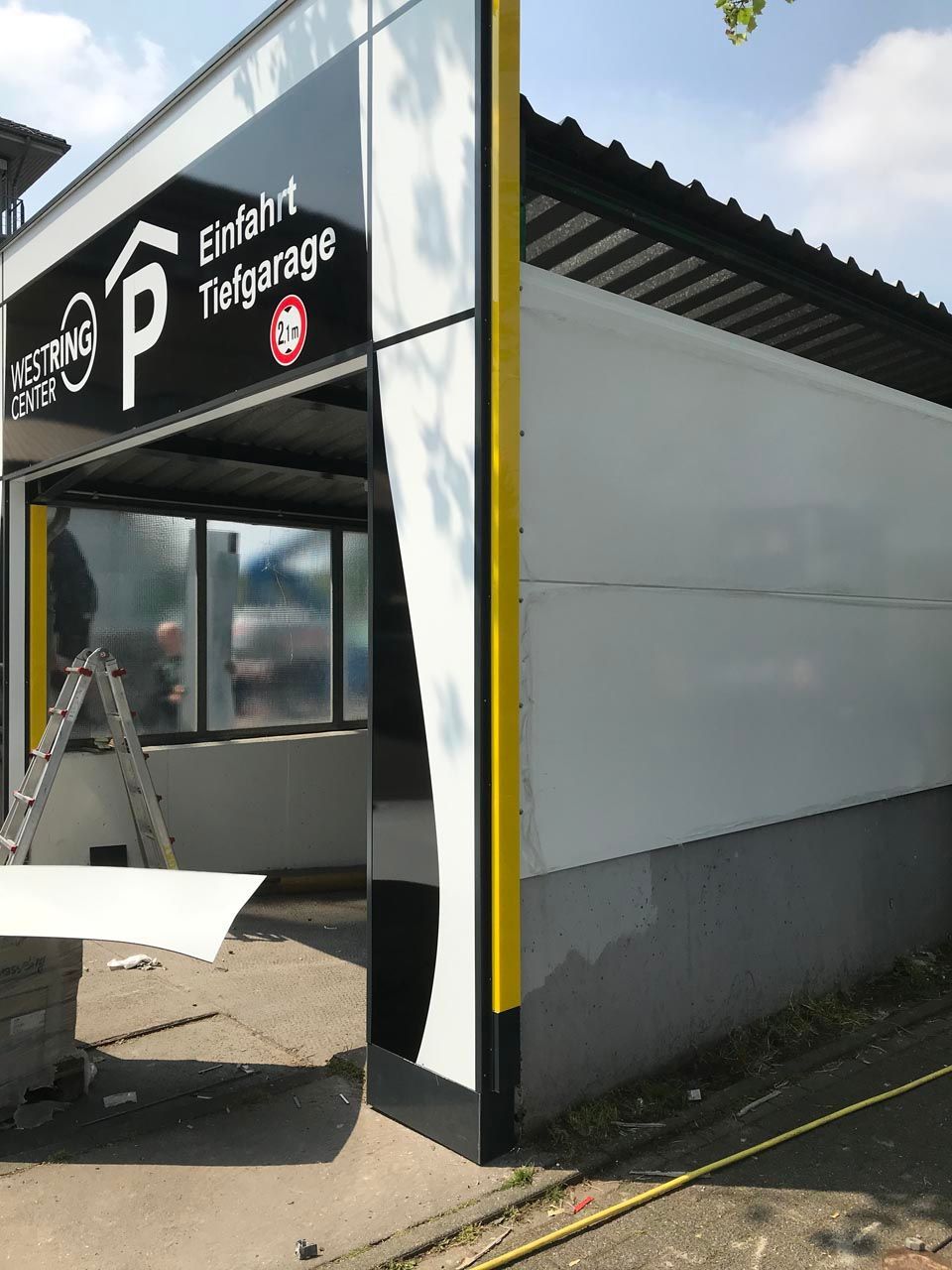 Ein Schild, das sagt, einfahrt Tiefgarage