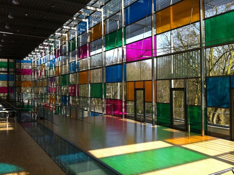 Ein Gebäude mit vielen bunten Glasfenstern