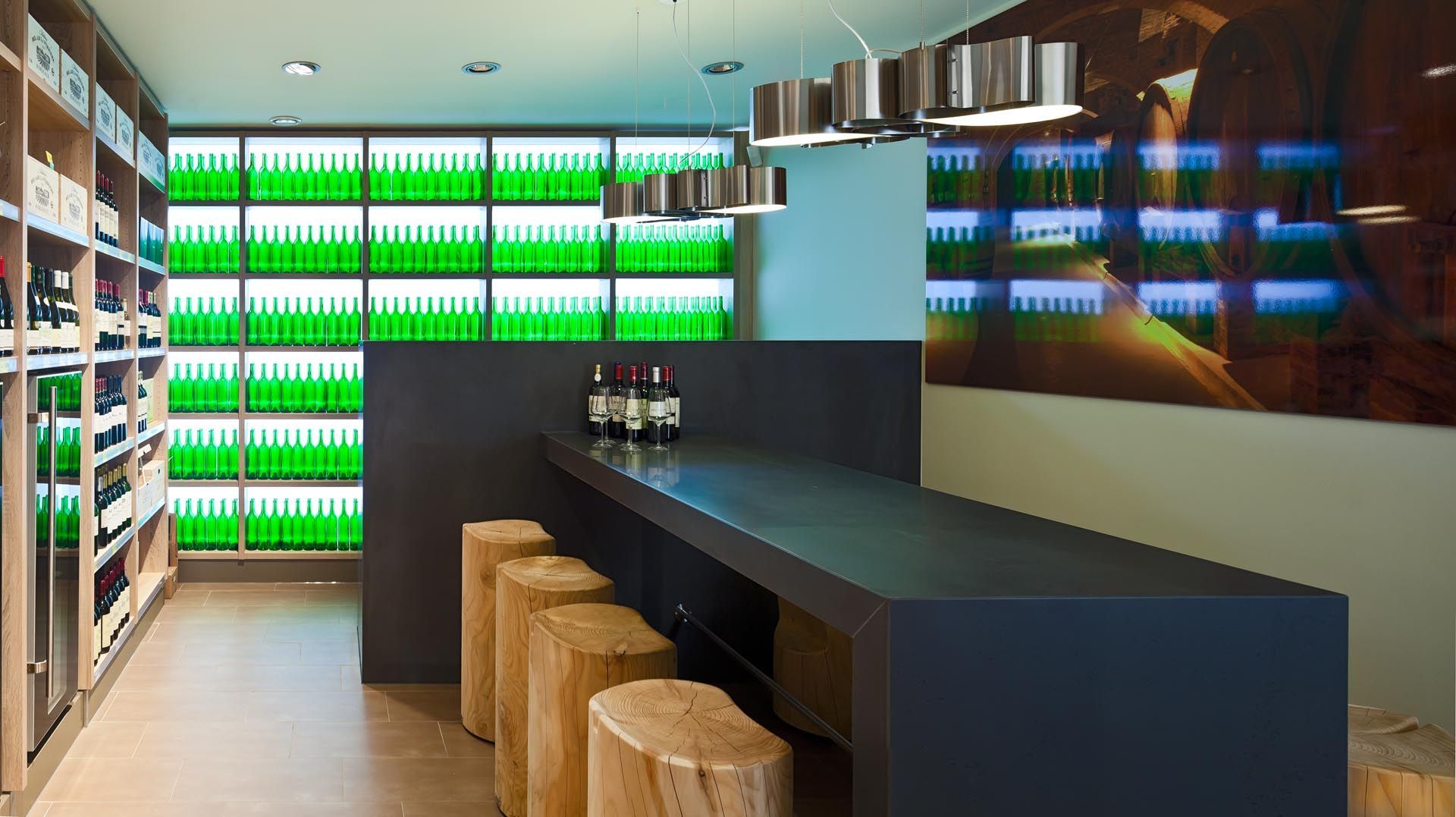 Ein Weinkeller mit einem langen Tisch und Stühlen