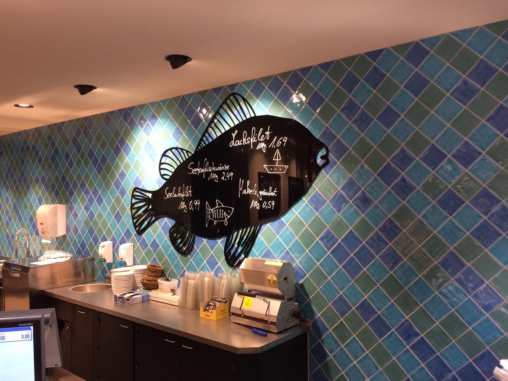 Objektgestaltung eines Fisches auf einer Wand.