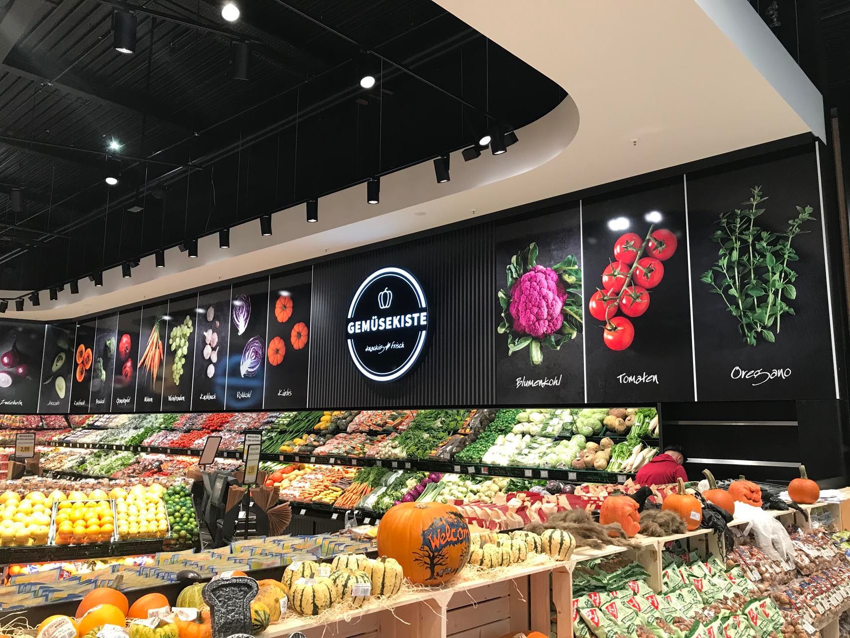 Eine Reihe von Bildern hängt an einer weißen Wand in einem Raum.