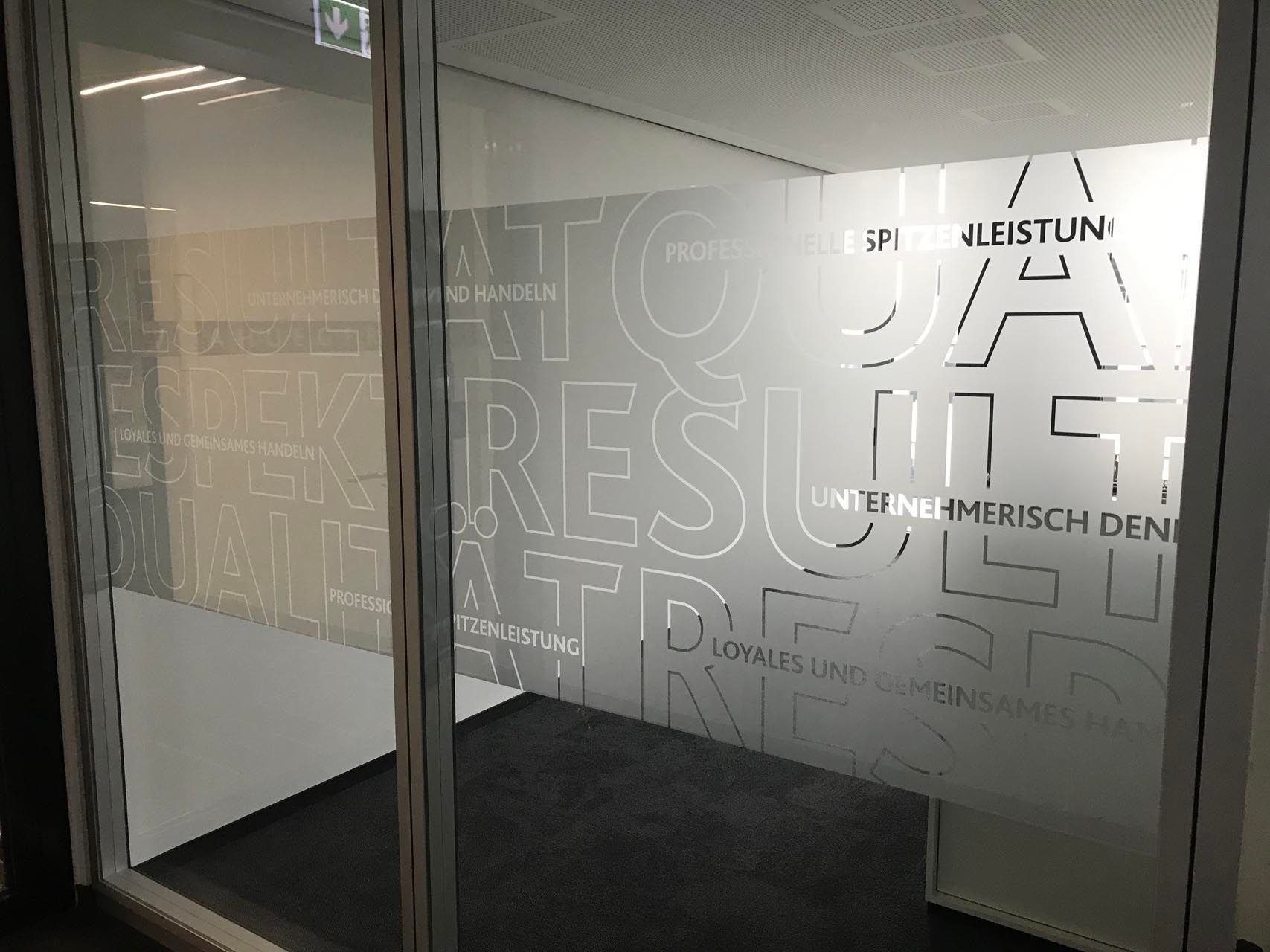 Eine Glastür mit einem Alphabet darauf.