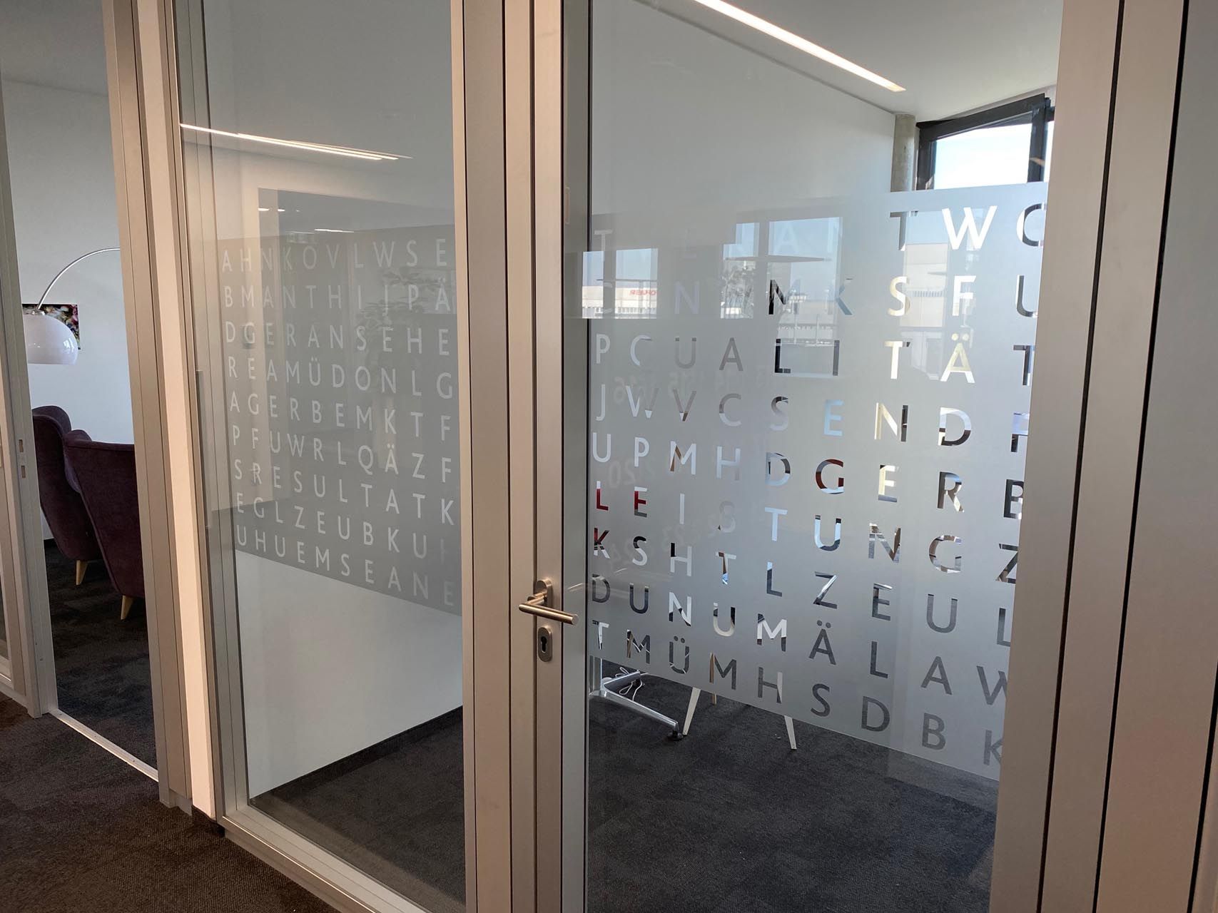 Eine Glastür mit einem Alphabet darauf.