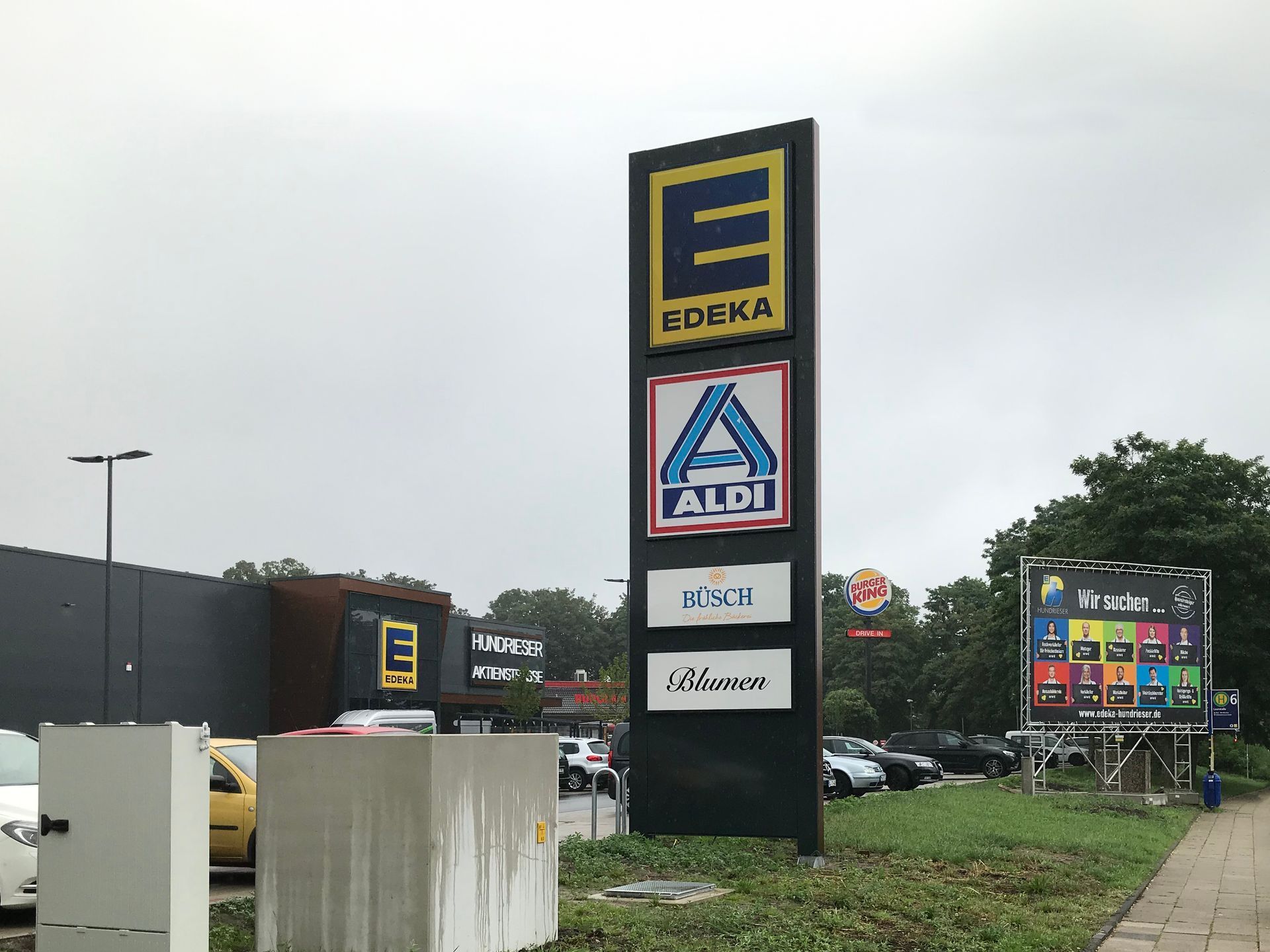 Werbepylone von Edeka und Aldi bei Schade und Naatz GmbH