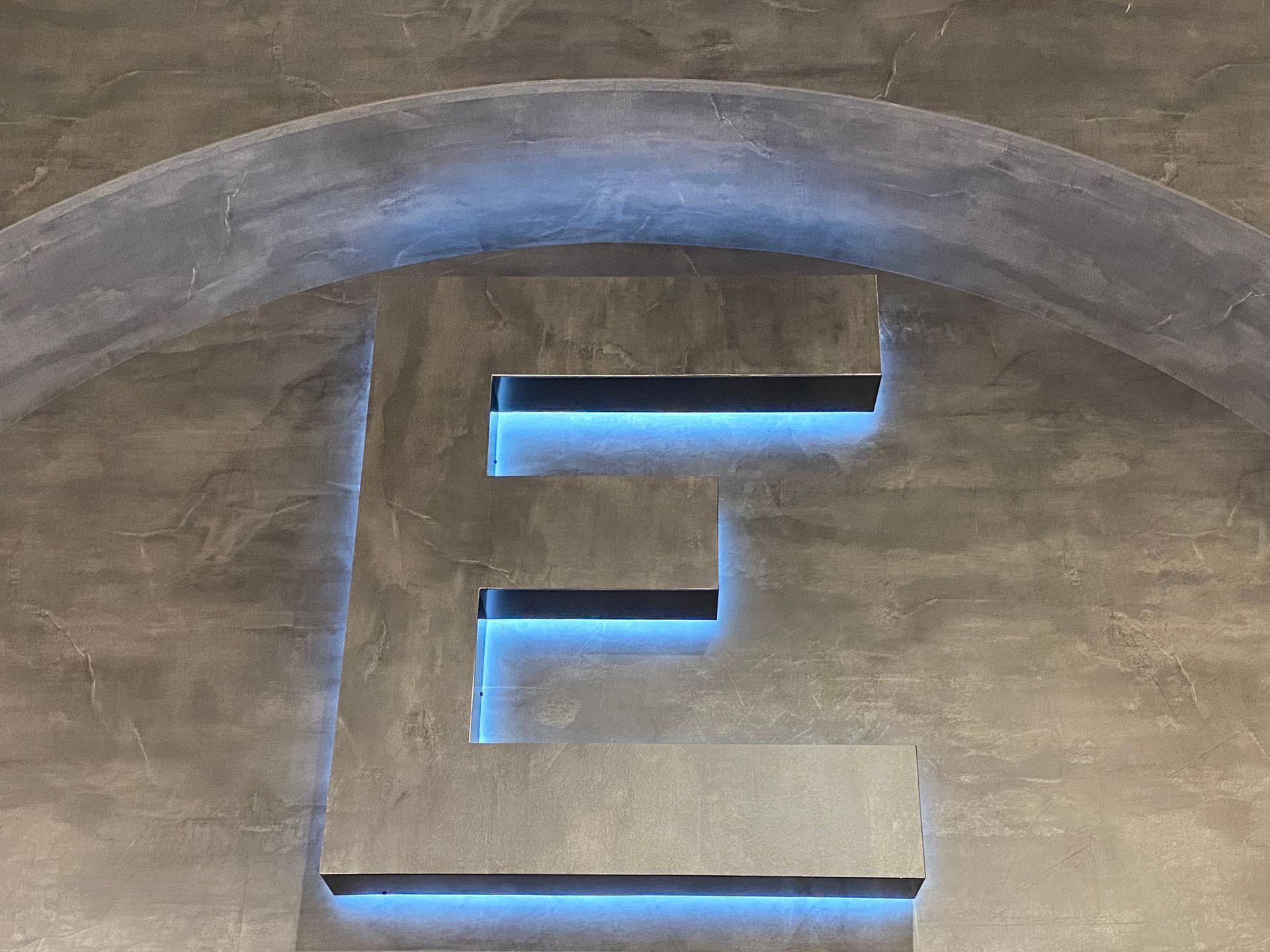 Lichtwerbeanlage der Buchstabe E