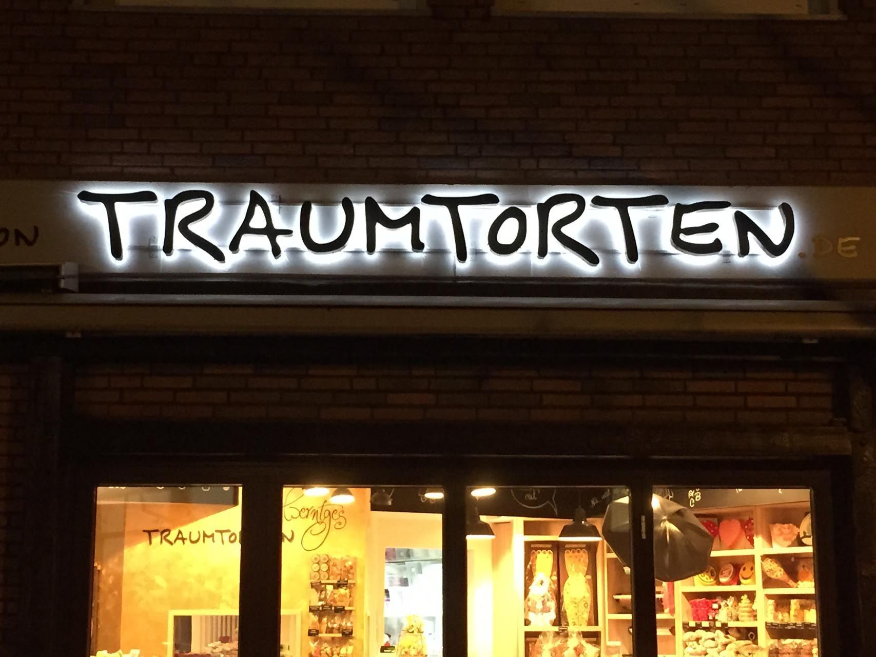 Lichtwerbeanlage mit der Beschriftung Traumtorten