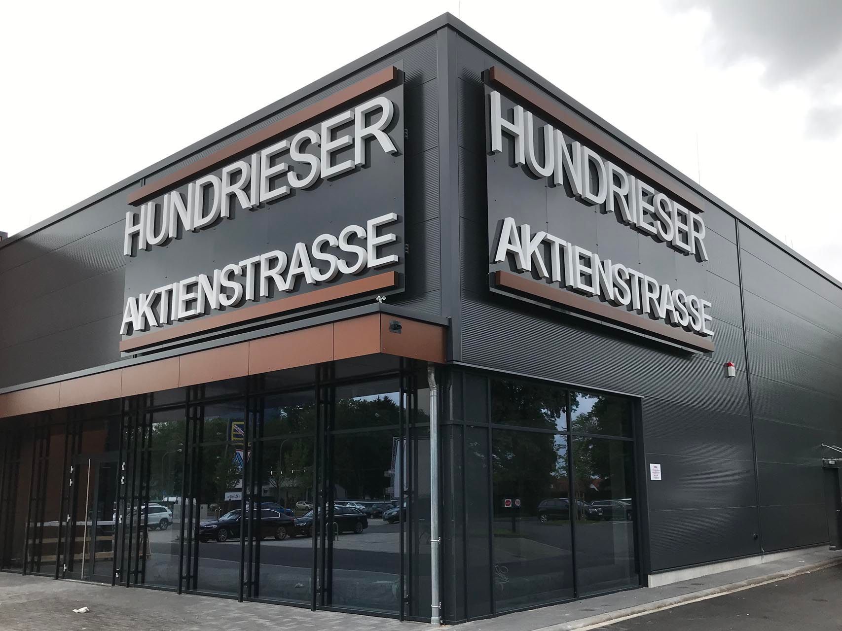 Lichtwerbeanlage mit der Beschriftung Hundrieser Aktienstrasse