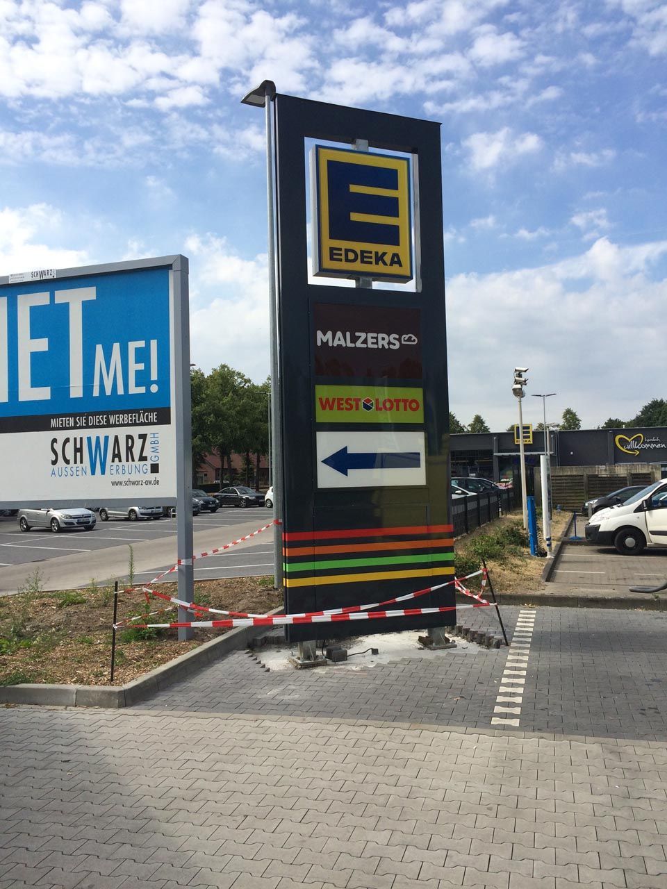 Werbepylone Edeka, Netto, Lotto