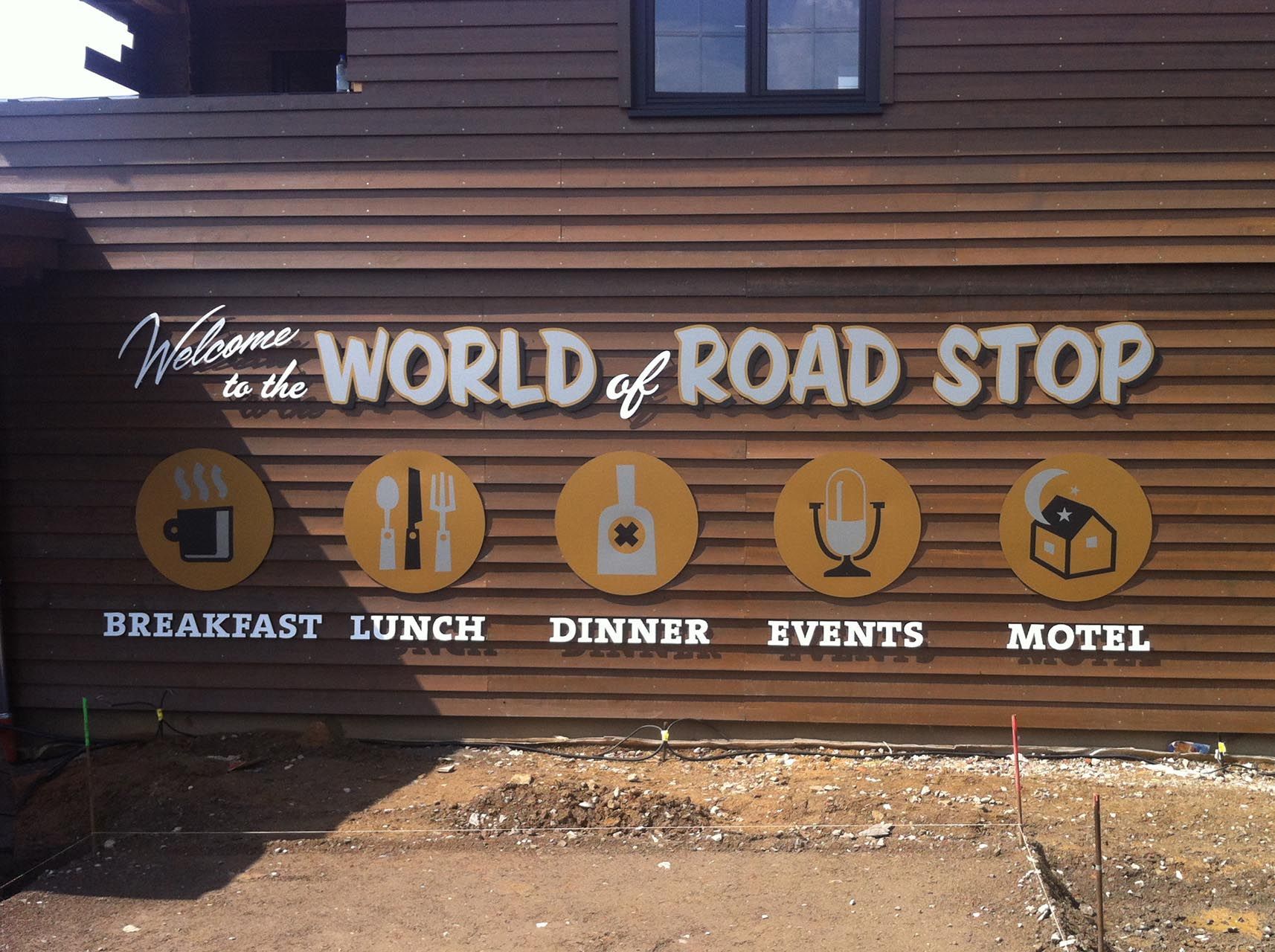 Ein Schild an der Seite eines Gebäudes, das sagt Willkommen in der Welt des Straßenstopps