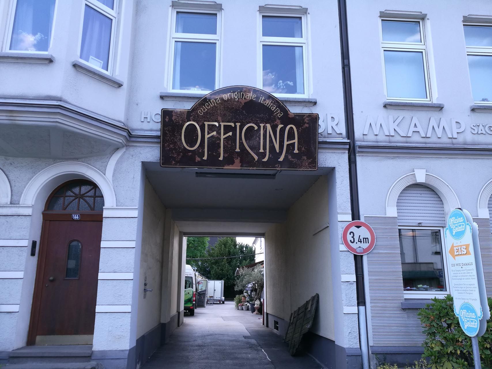 Ein Gebäude mit einem Schild darauf, das sagt Officina.