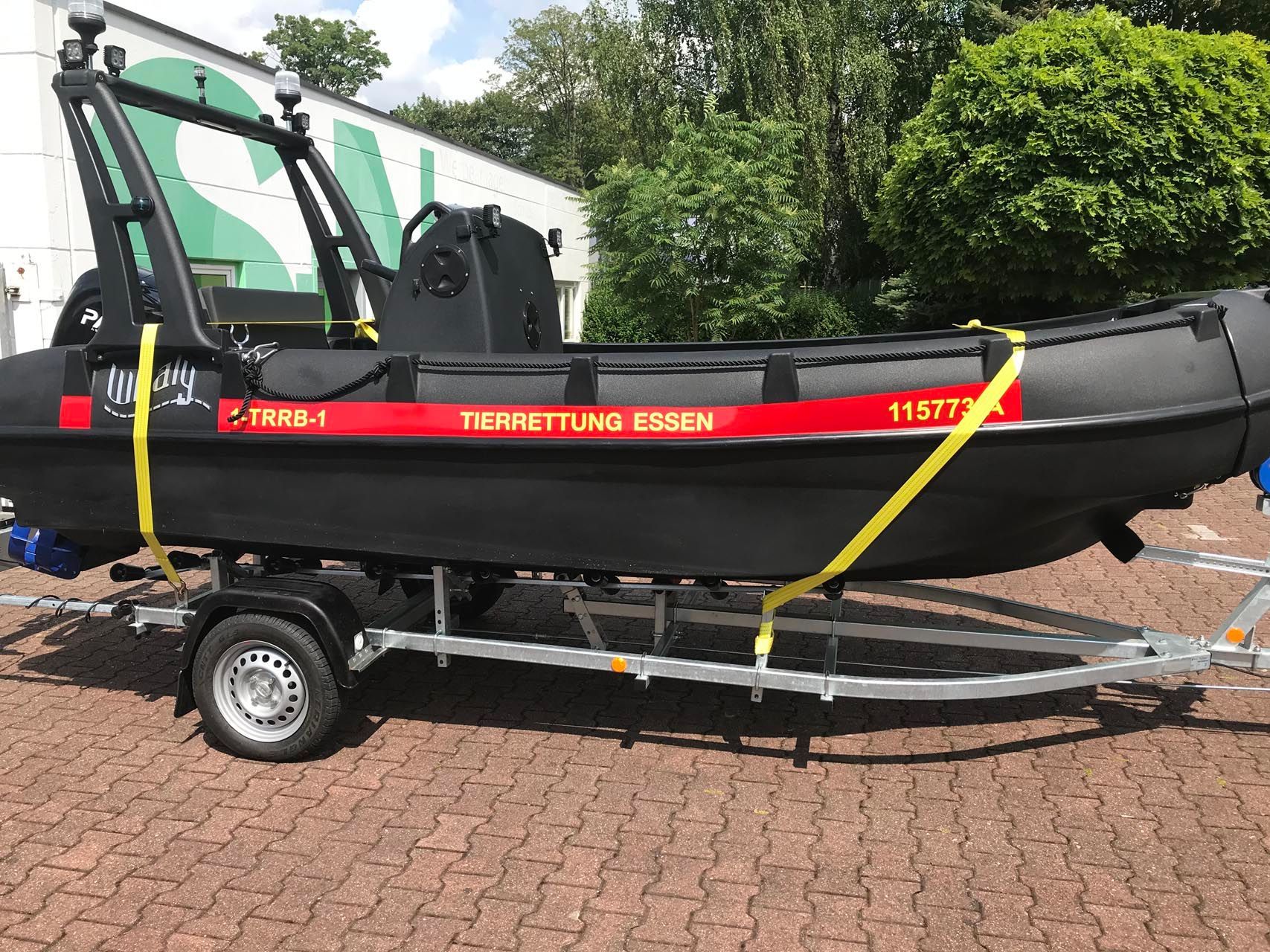 Ein schwarzes Boot mit Beschriftungen.