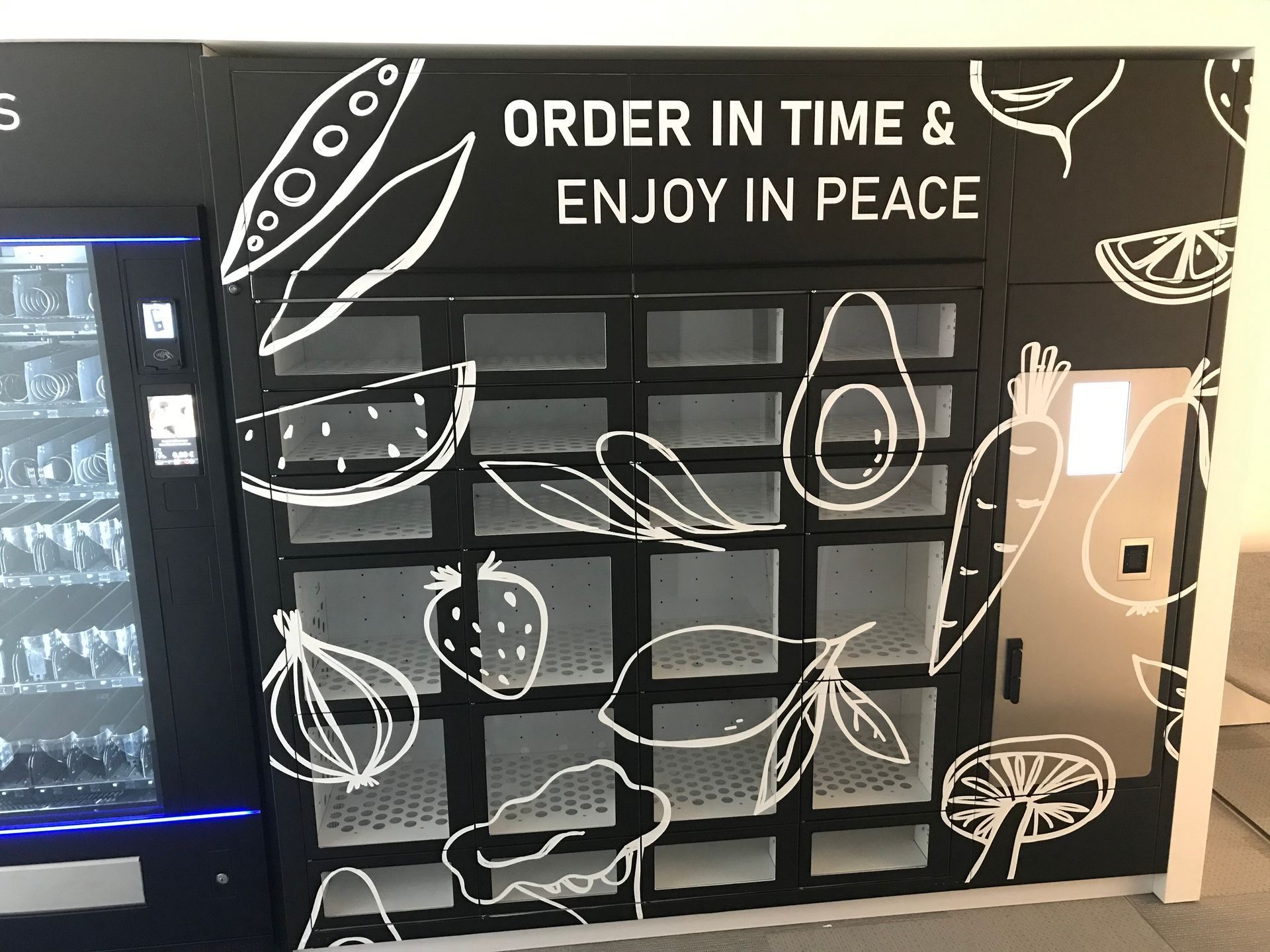 Ein schwarzes Regal mit Illustrationen und dem Schriftzug