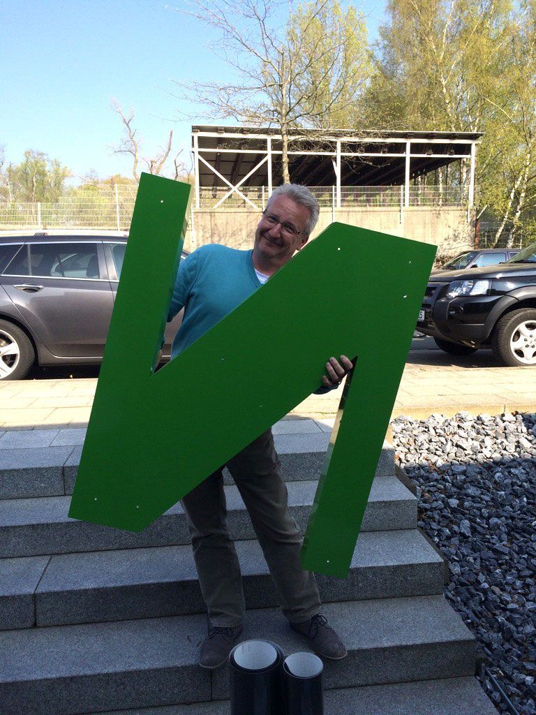 Thomas Schade & Naatz GmbH hält der Buchstabe N in der Hand