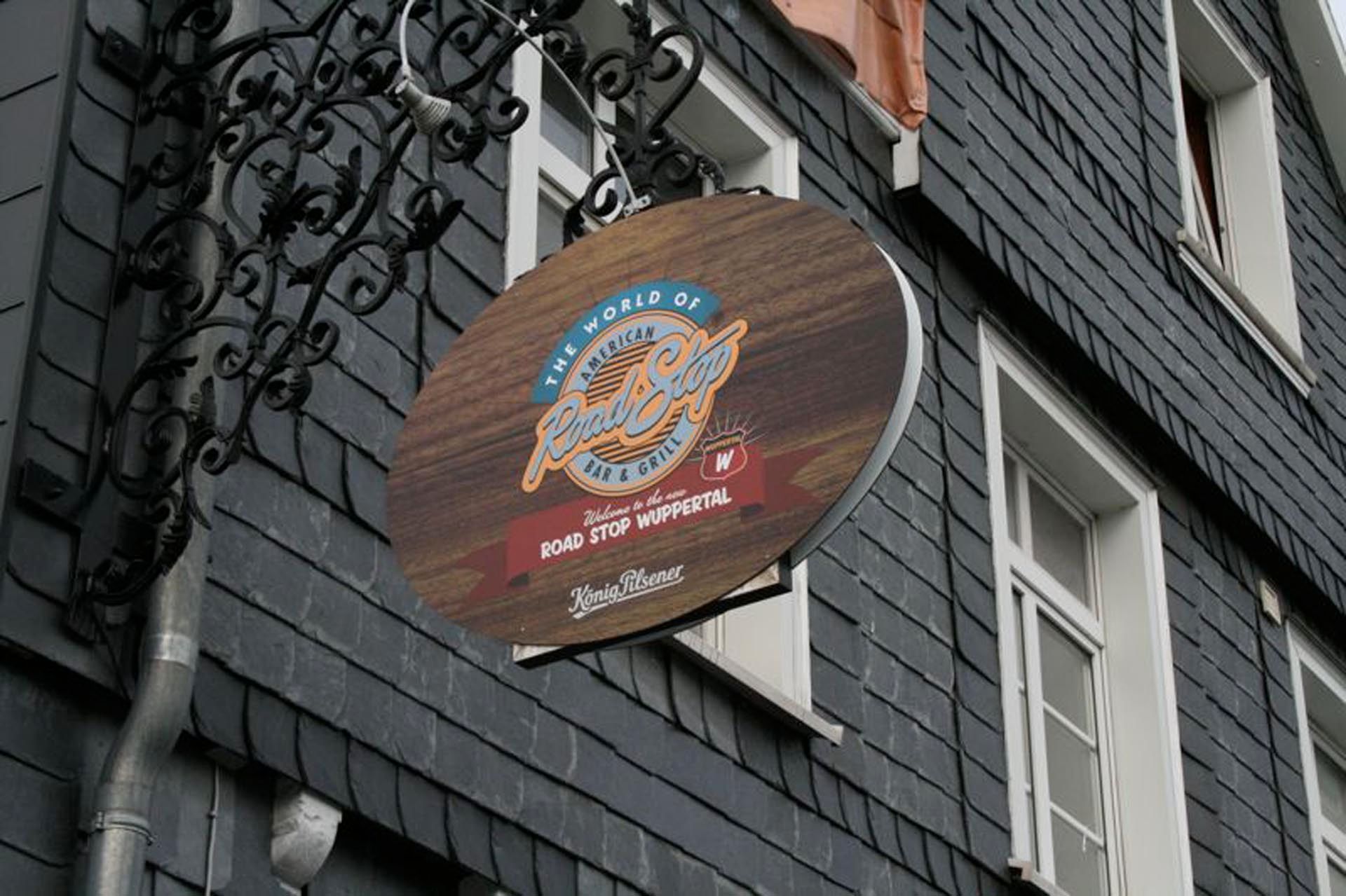 Ein Werbeausleger hängt an der Seite eines Gebäudes